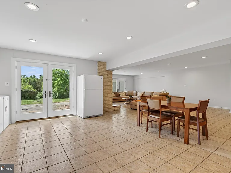 740 Kentland Dr — Photo 4