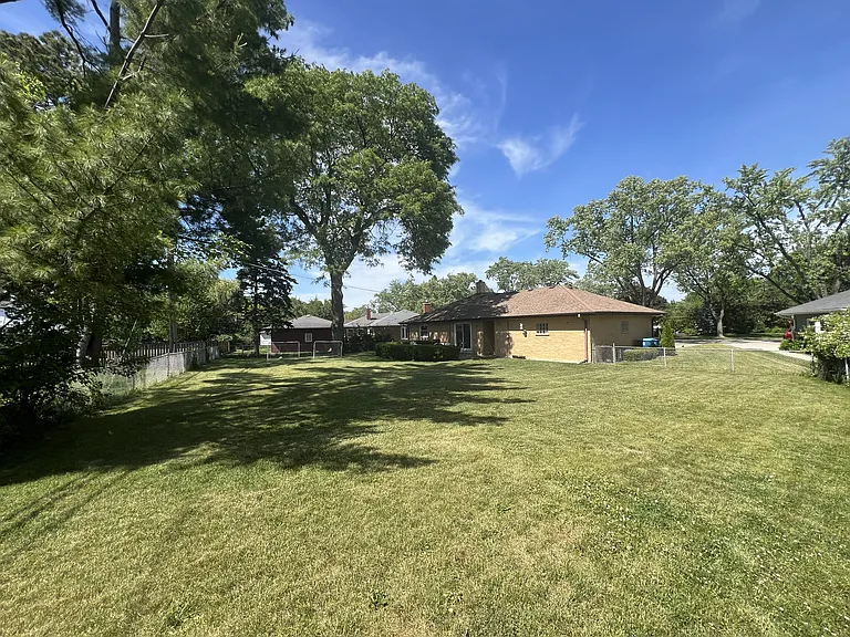1431 E Emmerson Ln — Photo 23