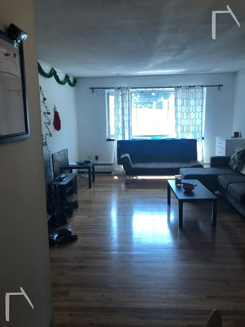 Charming 2 Bedroom-No Broker Fee — Photo 3