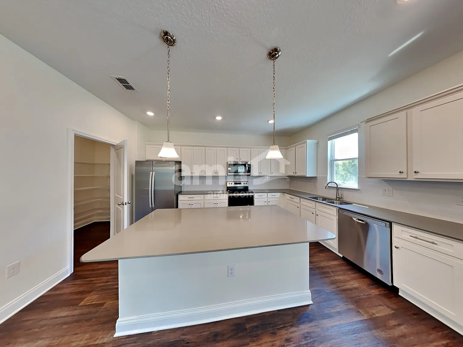 4 bed, 2.5 bath, 2449 sqft, $3,055 — Photo 4