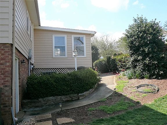 3rd image of 304 Birch Circle Dr