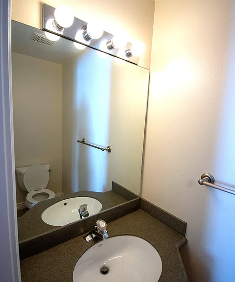 272 W 400 N #207 — Photo 3