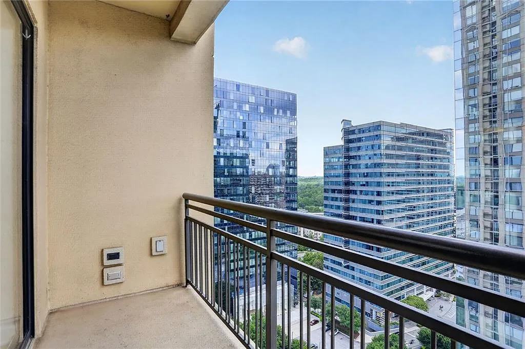 1 bed, 1.0 bath, 880 sqft, $2,100 — Photo 1