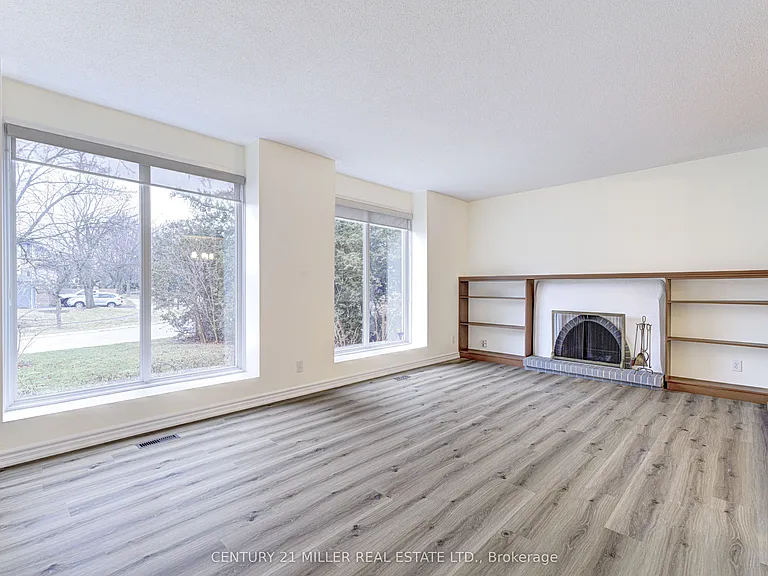 163 Castle Cres — Photo 9