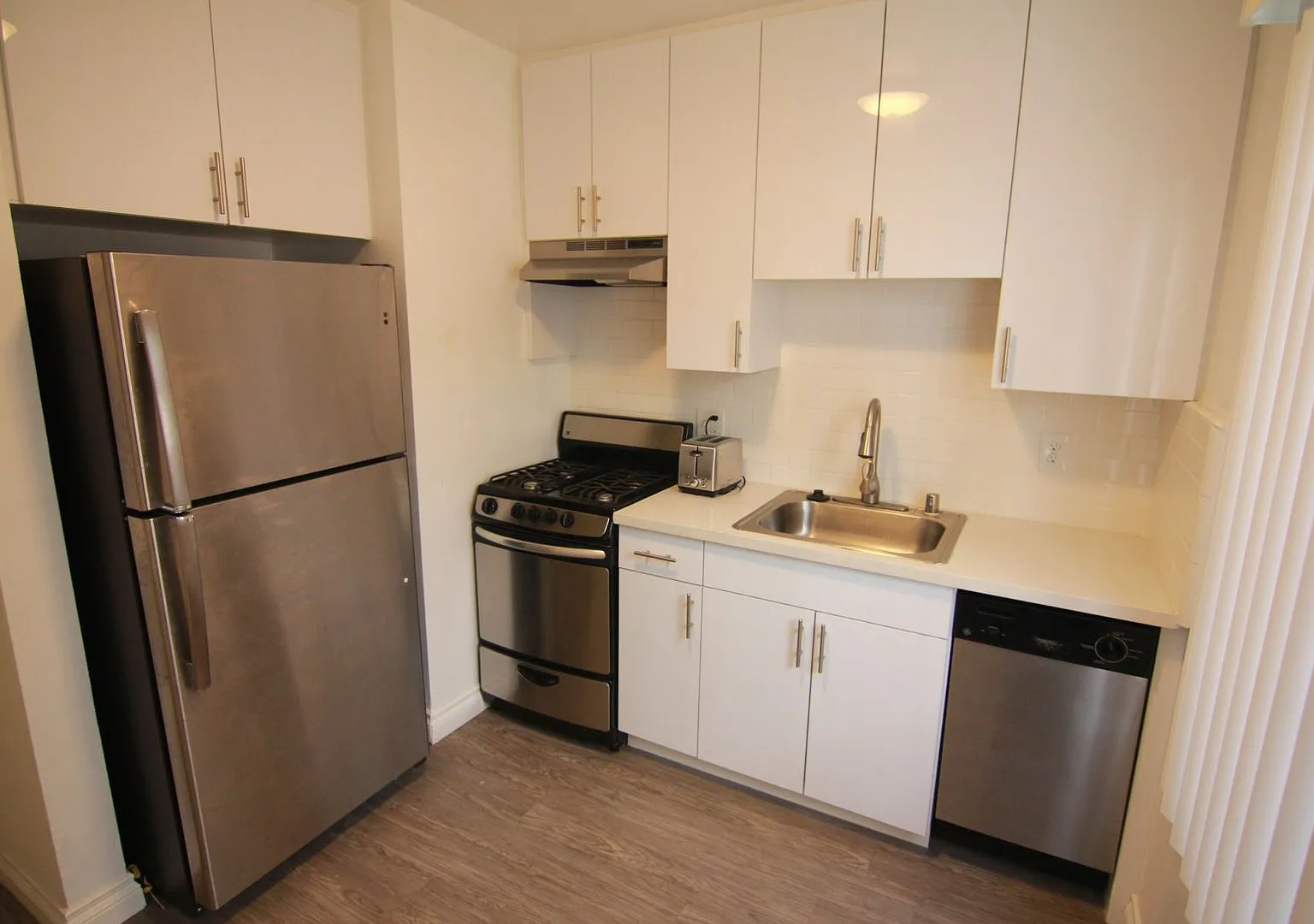 1136 N Ogden Dr — Photo 4