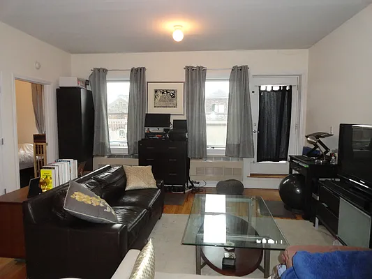 Rented by Halvatzis Realty | media 11