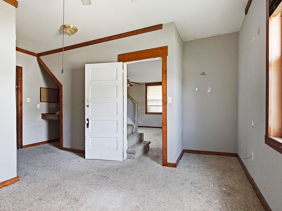 16th image of 103 E Stone St