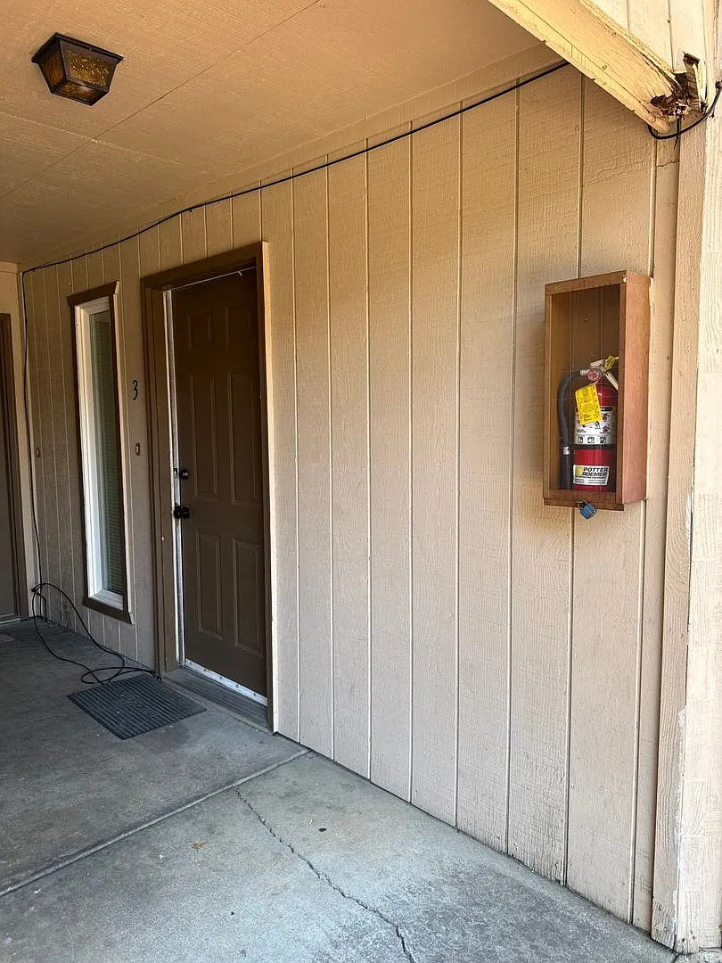 0075-Lake Court — Photo 2