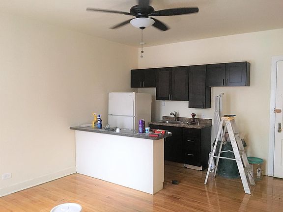 3rd image of 1627 W Belmont Ave #2D