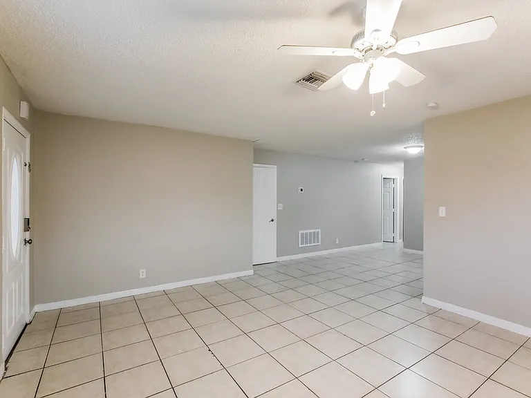 425 SW 74th Ave — Photo 4