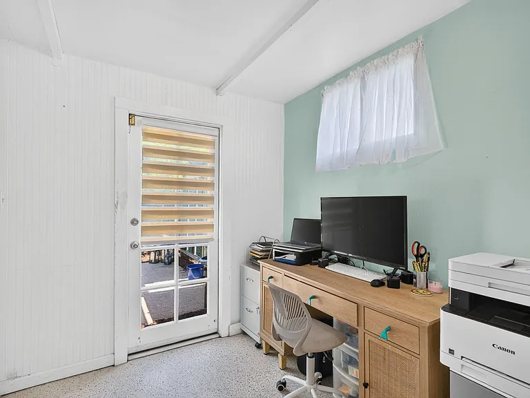 601 NE 14th Pl — Photo 28