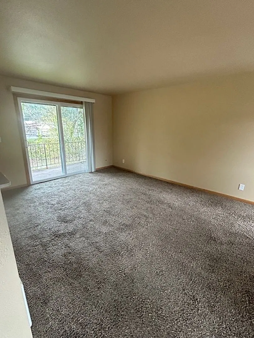 Riverside Apartments — Photo 4