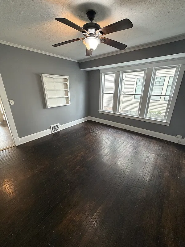 5 bed, 1.0 bath, 1300 sqft, $2,395 — Photo 2