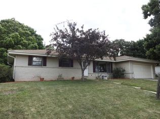 752 Club Ln, Waterford, WI 53185