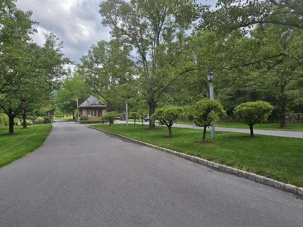 302 Ashford Ct, White Sulphur Springs, WV 24986