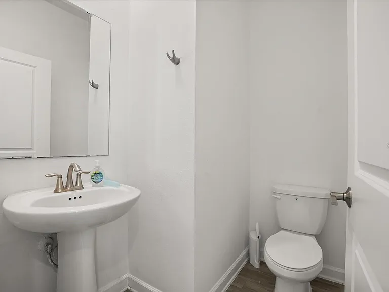 2999 Addison Blvd — Photo 17