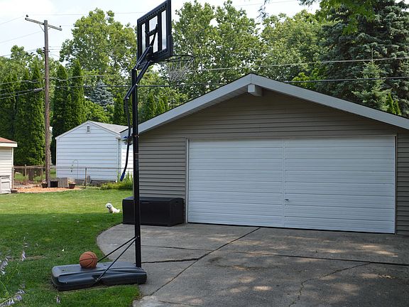 4th image of 17136 Rougeway St