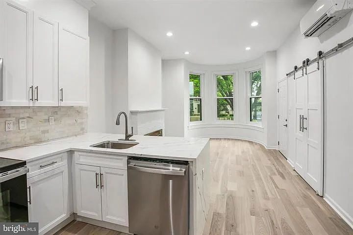 2 bed, 630 sqft, $4,350 — Photo 3