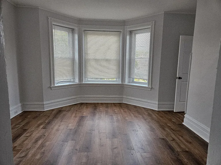 145 E North St — Photo 2