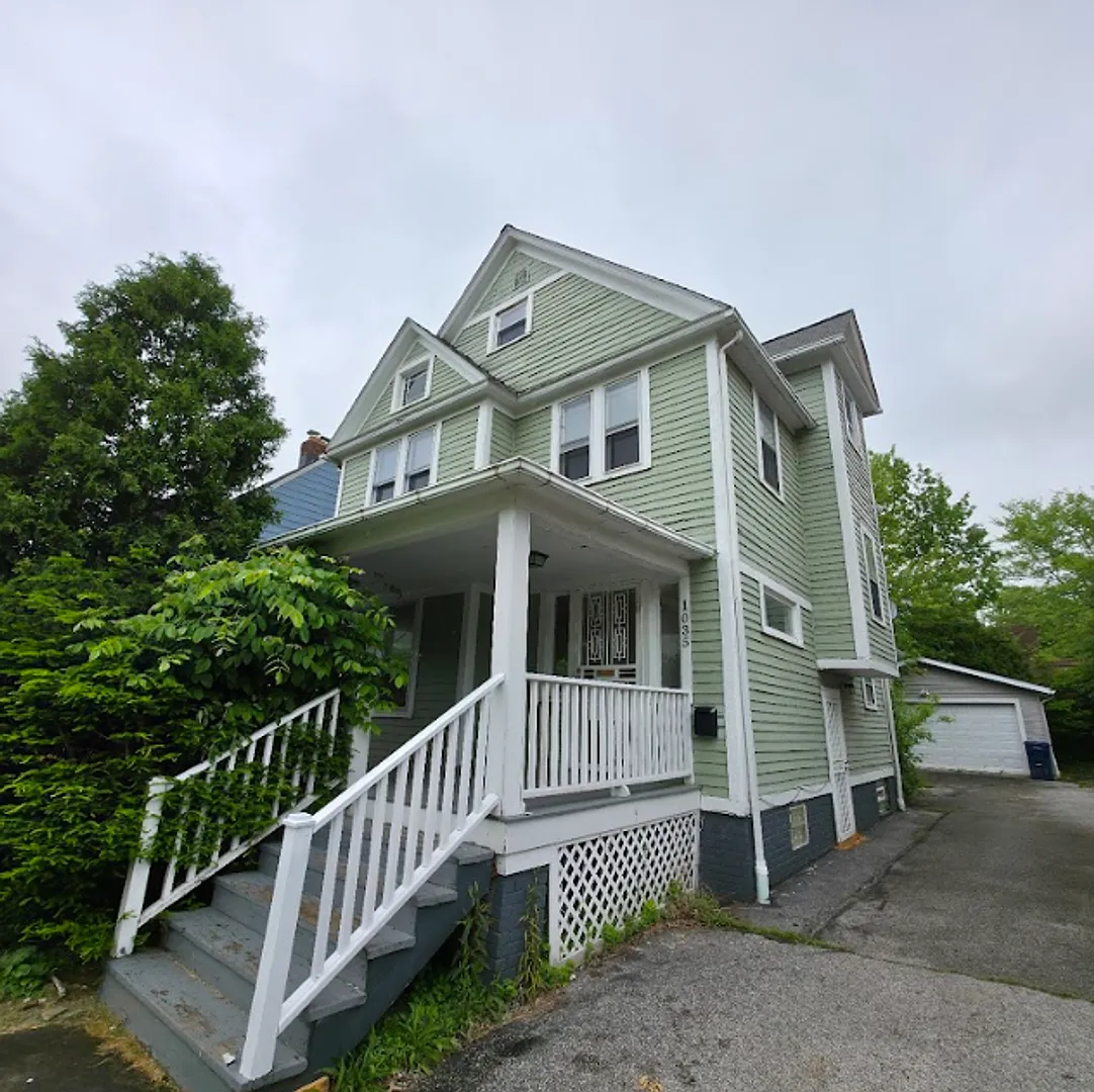 Single Family Home 4 beds 1.5 bath Available Now! — Photo 2