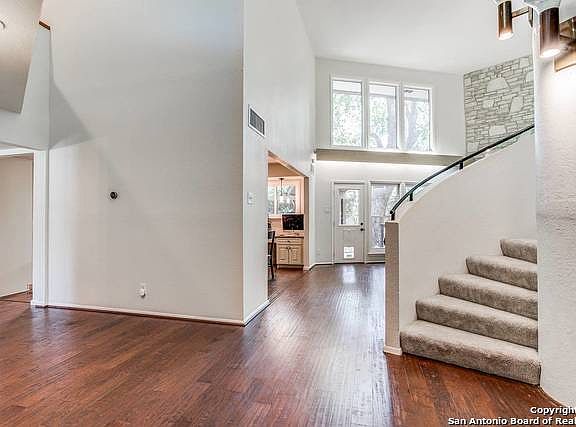 5th image of 8915 Village Dr