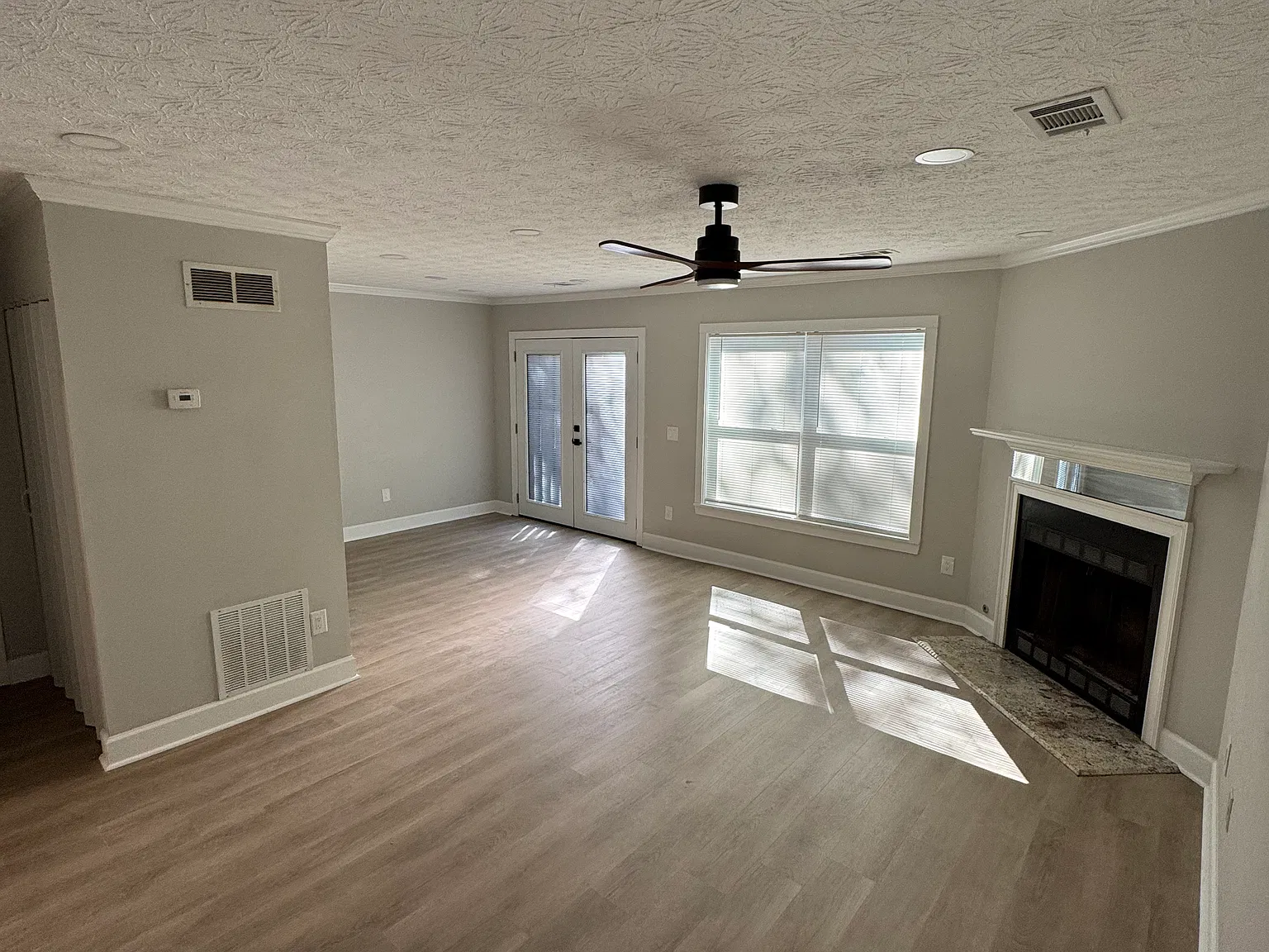 2 bed, 2.5 bath, 1500 sqft, $2,000 — Photo 2