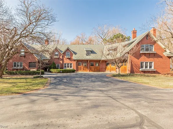 10 E Hanna Ln, Cleveland, OH 44108