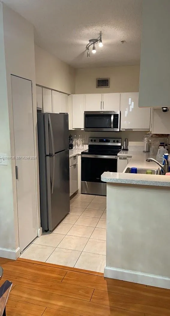 Palms Point Condo — Photo 2