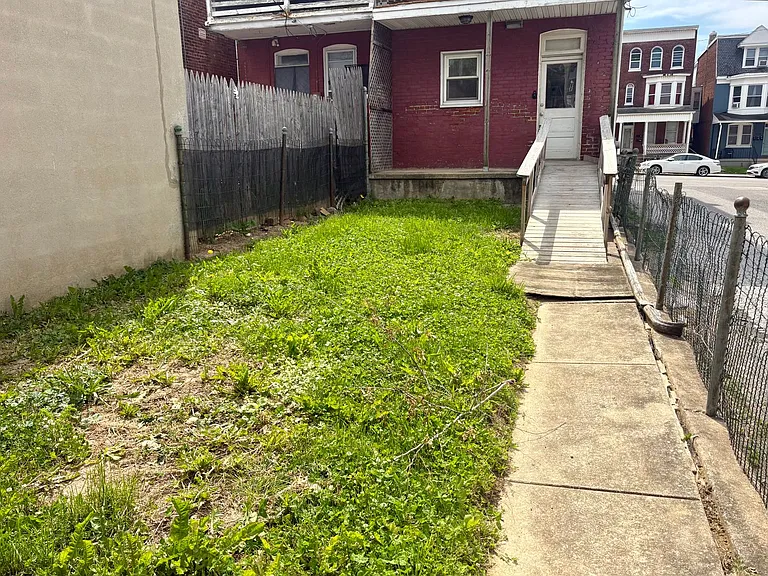 923 W Princess St — Photo 30