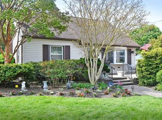 126 Heathcote Rd, Lindenhurst, NY 11757