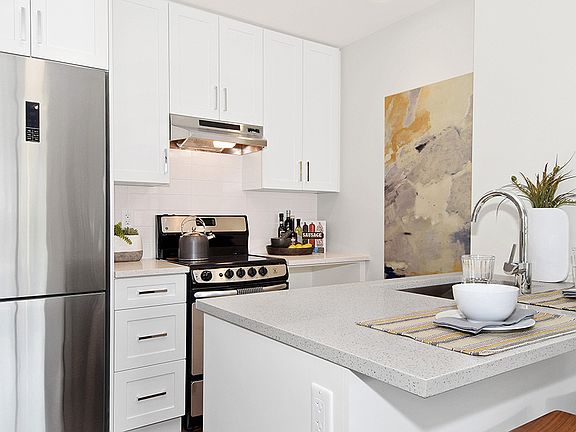 2nd image of 175 W 14th St #903