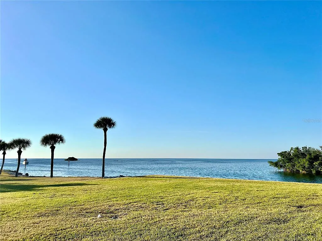 3 bed, 2.0 bath, 2069 sqft, $4,000 — Photo 3
