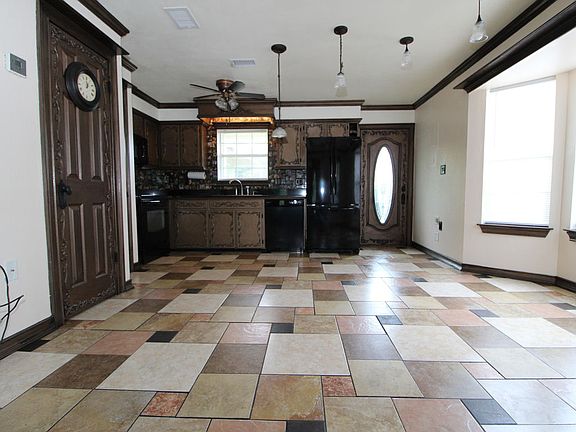 5th image of 616 Emerald Cir #616