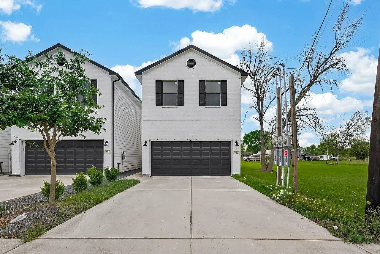 3 bed, 2.5 bath, 1657 sqft, $1,995 — Photo 1