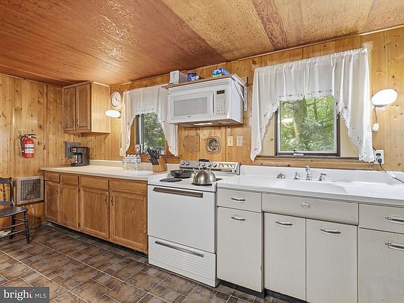 8th image of 776 Perry Dr