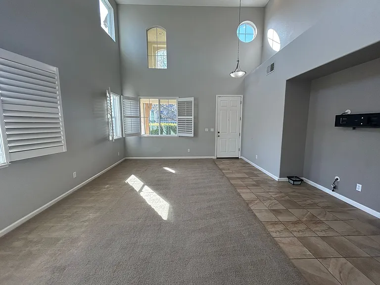 212 Riverbend Ln — Photo 5