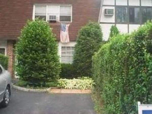 2nd image of 9 Roundtree Ct