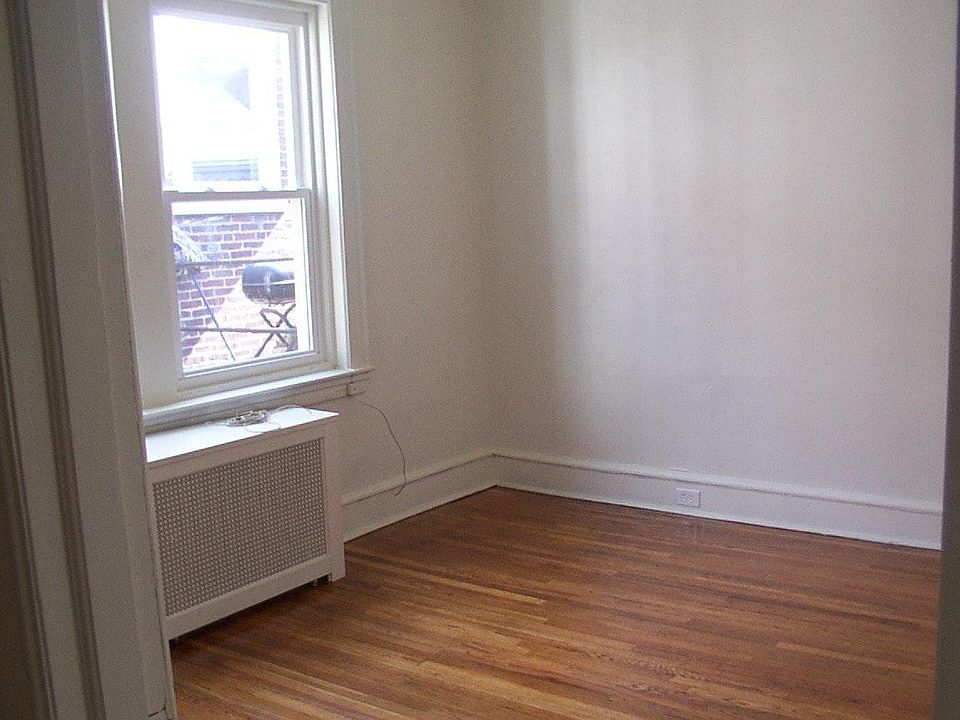 Middle bedroom