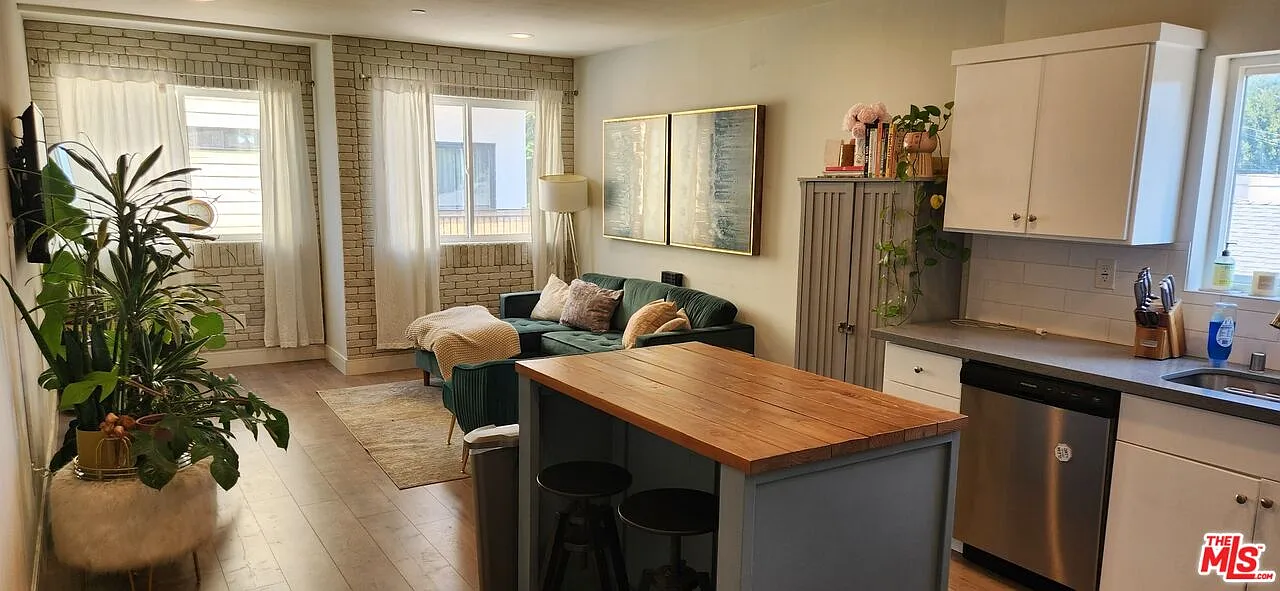 4 bed, 1700 sqft, $4,100 — Photo 3