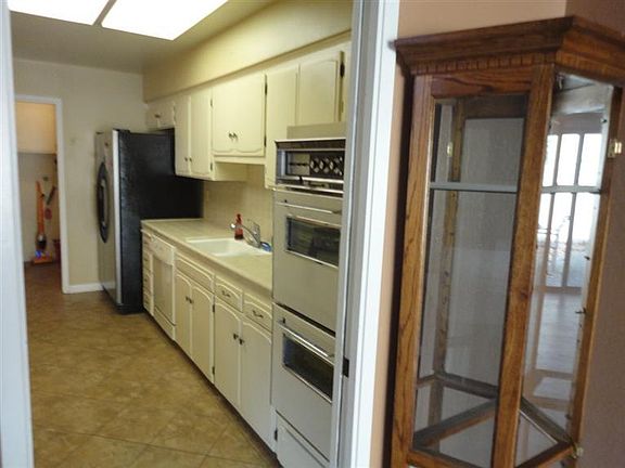 5th image of 544 W San Jose Ave