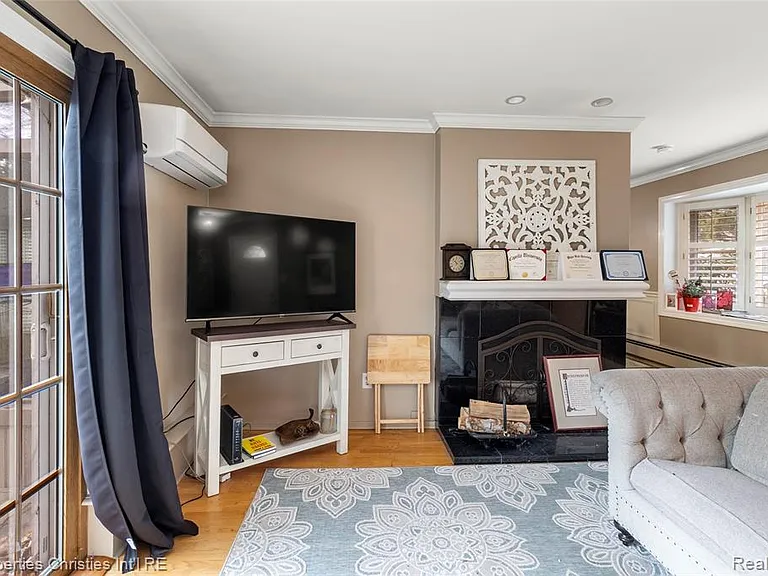 16219 Elizabeth St — Photo 12