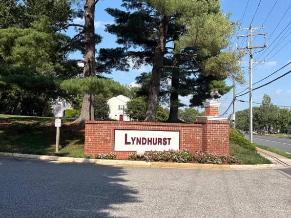 3890 Lyndhurst Dr APT 201, Fairfax, VA 22031