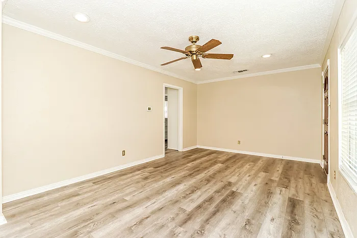 3 bed, 2.0 bath, 1294 sqft, $2,095 — Photo 3