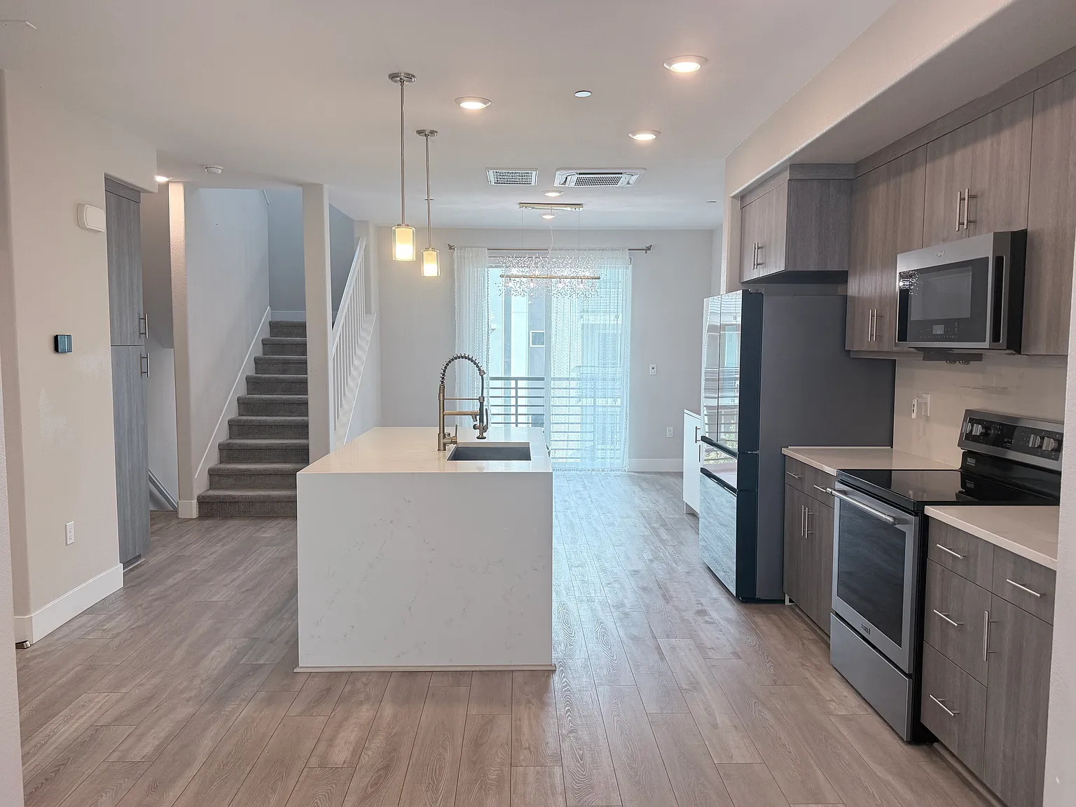 3 bed, 1791 sqft, $5,450 — Photo 3