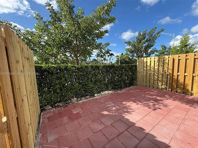 540 NE 1st Dr #0 — Photo 6