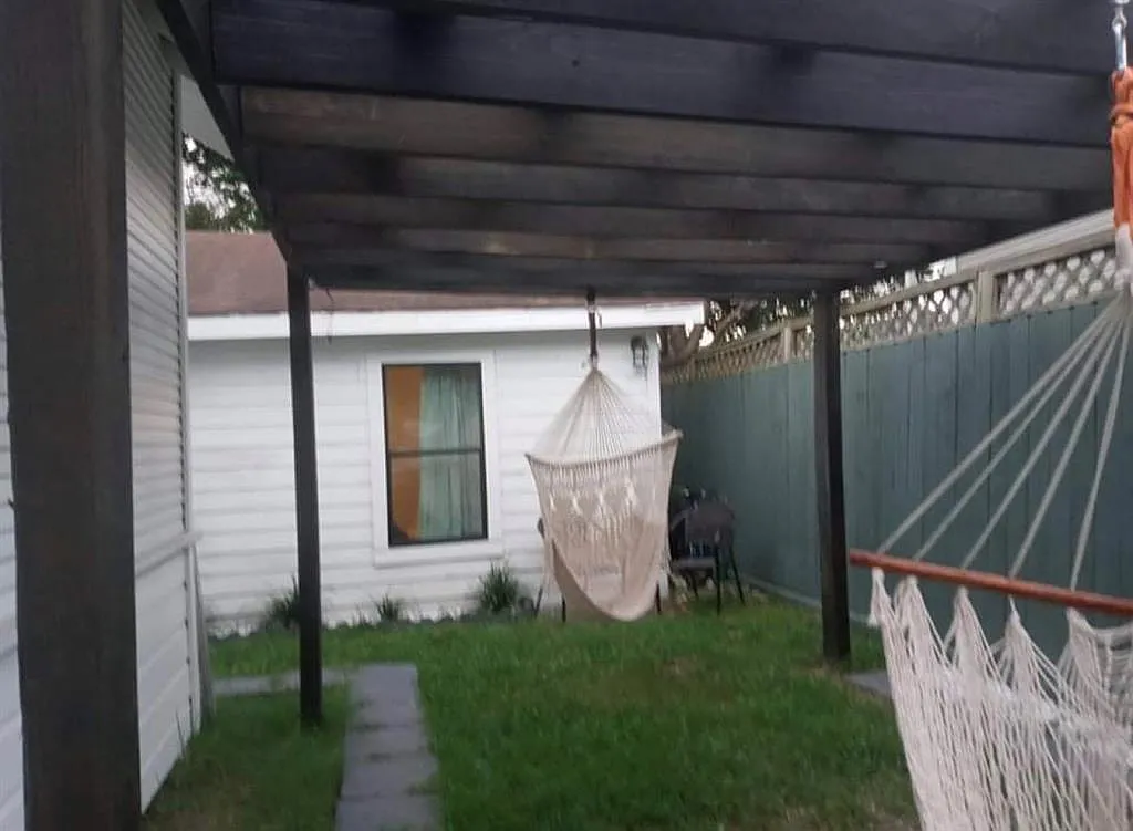 2 bed, 1.0 bath, 620 sqft, $1,200 — Photo 1