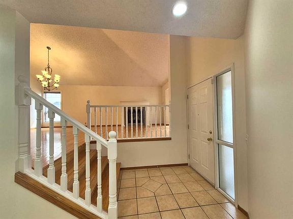 3rd image of 7 N Suncastle Cres SE