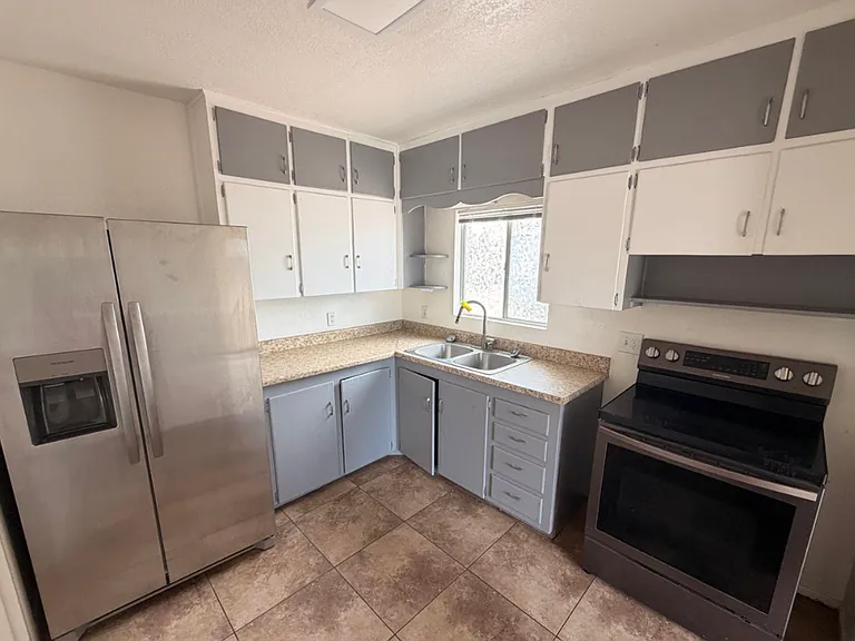 211 S Desoto St — Photo 5