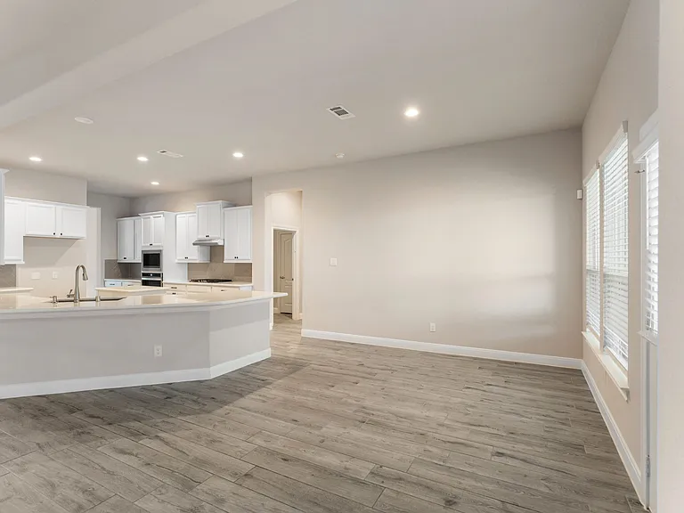 1524 N Bluebonnet Ln — Photo 4