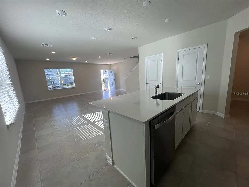 3 bed, 2.5 bath, 1568 sqft, $2,400 — Photo 3